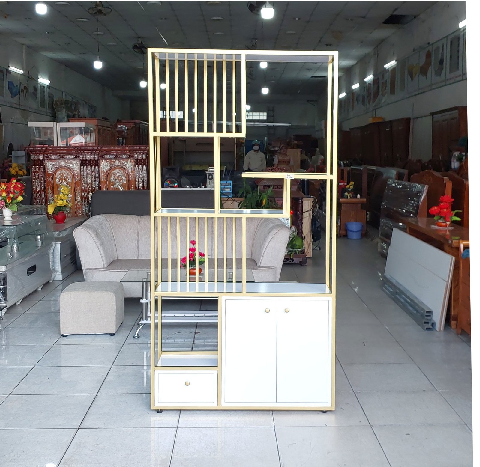 Kệ trưng bày sản phẩm cao cấp cho showroom cửa hàng đẹp