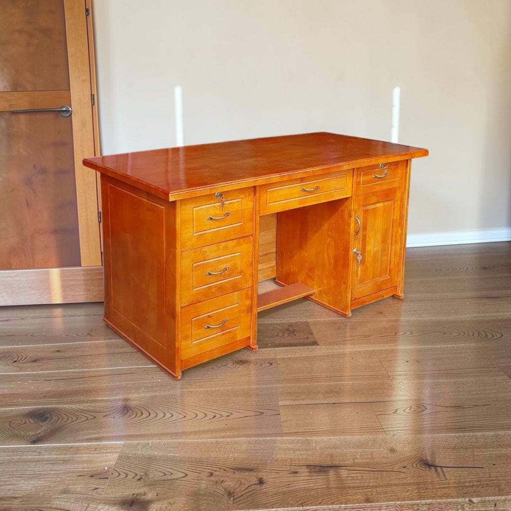 Bàn làm việc giám đốc gỗ óc chó cao cấp tại showroom Nội Thất Thái Bình