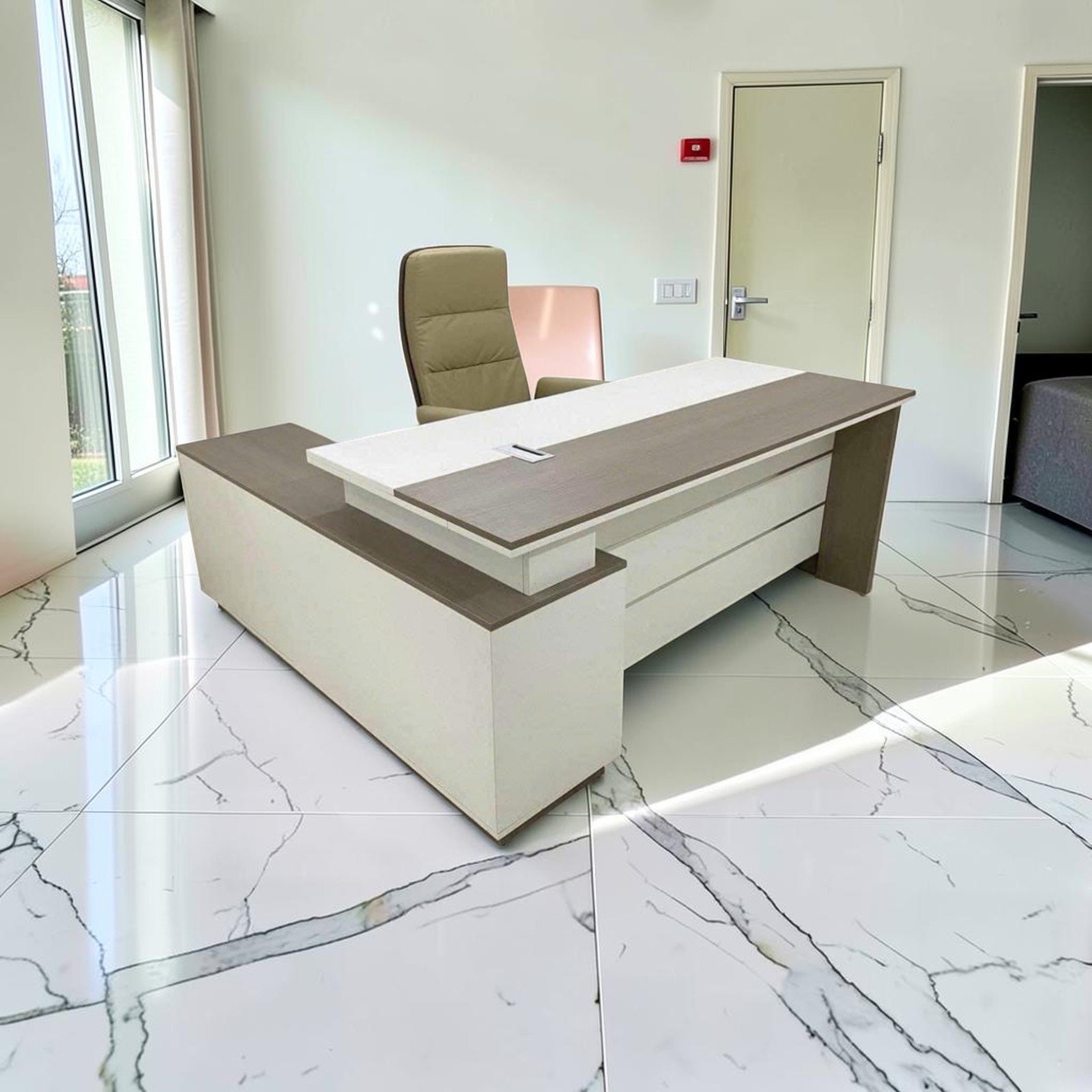 Mẫu bàn làm việc giám đốc gỗ sồi hiện đại