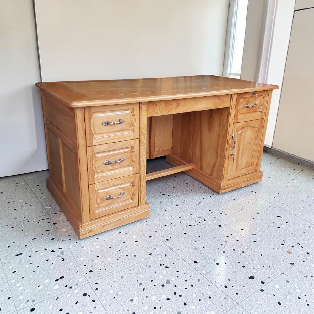 Bàn Làm Việc Lãnh Đạo Tại TPHCM: Sự Đầu Tư Thông Minh Cho Doanh Nghiệp Mẫu Bàn Giám Đốc Đẹp