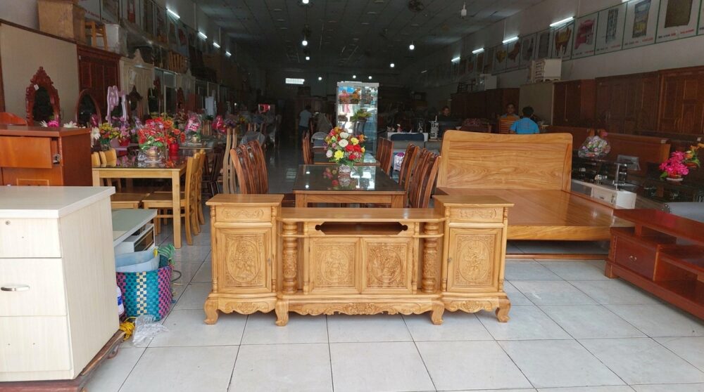 Showroom nội thất Thái Bình trưng bày kệ tivi gỗ gõ đỏ Quận 7 TPHCM