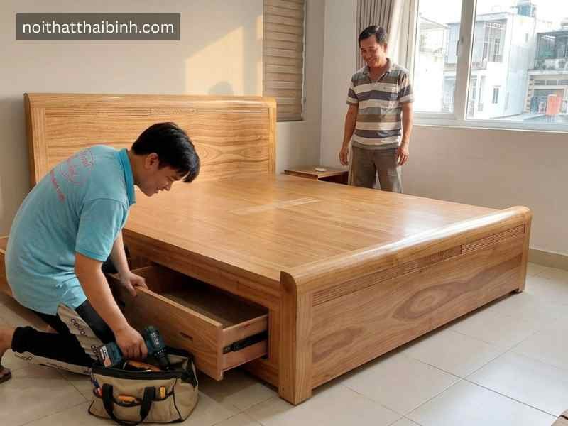 Giường ngủ gỗ tự nhiên tại nhà Anh Hoàng Bách (Quận Bình Thạnh, TPHCM)