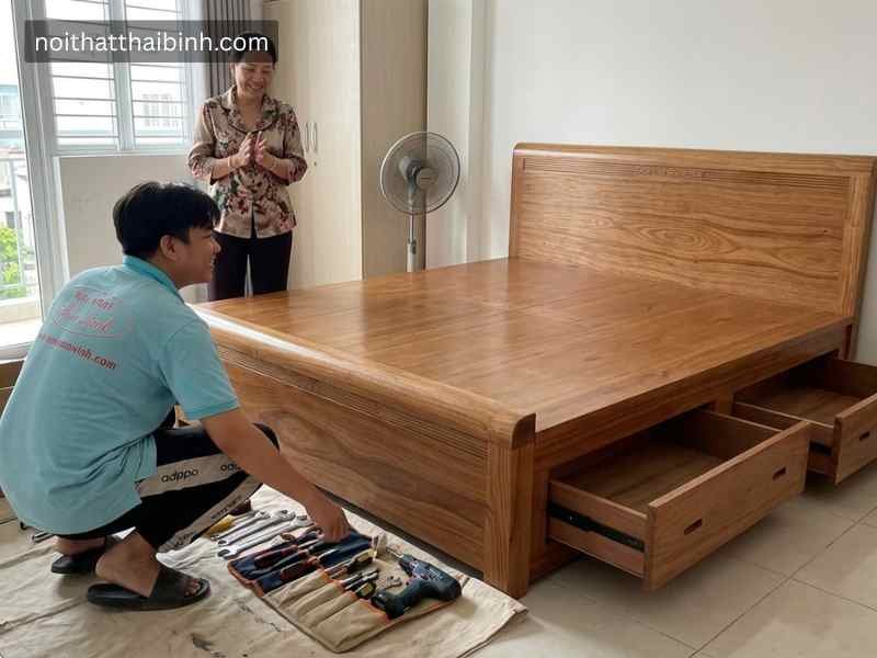 Giường ngủ gỗ tự nhiên tại nhà Chị Mai Phương (Quận 7, TPHCM)