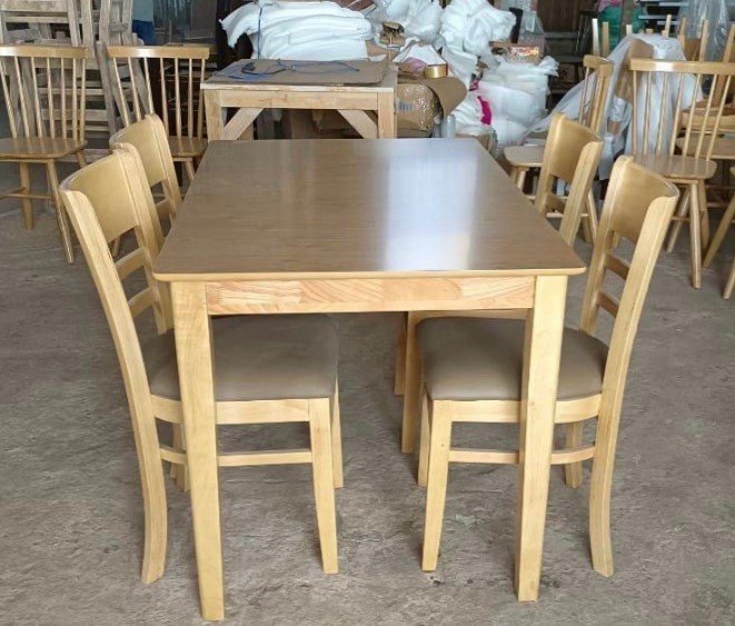 Bàn ăn gỗ cao su TPHCM