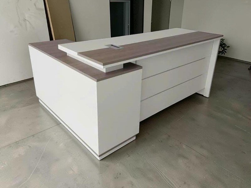 Khách Quận 10 xem mẫu bàn làm việc thật tại xưởng