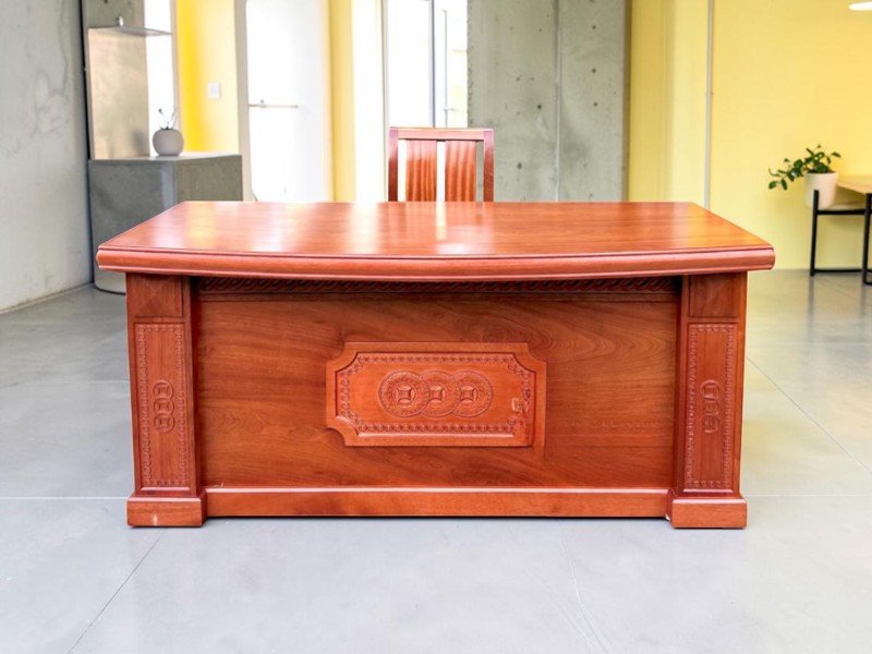 Mối mộng âm dương trên bàn làm việc gỗ tự nhiên