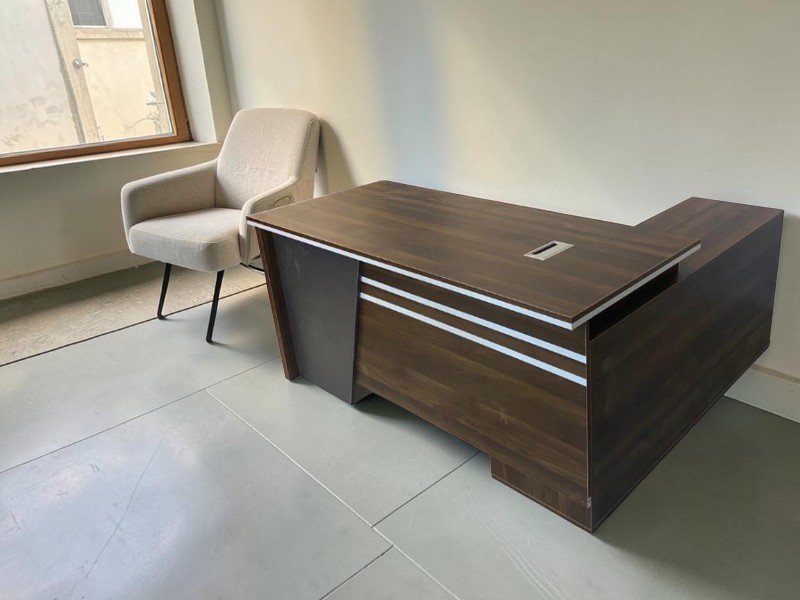Bàn làm việc chân sắt mặt gỗ bán chạy tại Quận 10