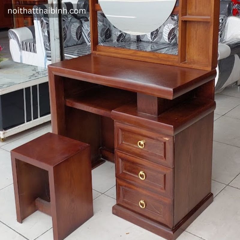 Chi tiết mặt bàn gỗ sồi và ngăn kéo phủ sơn óc chó
