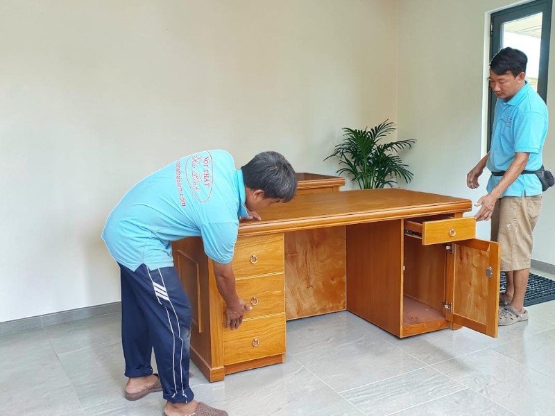 Bàn làm việc gỗ tự nhiên kiểu dáng đơn giản, một trong các mẫu bán chạy