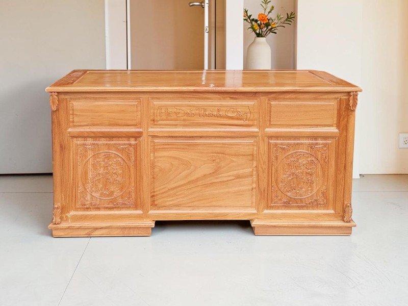 Bàn làm việc gỗ tự nhiên bày tại xưởng, tham khảo kích thước cho khách Quận 10