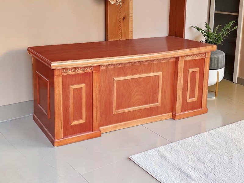 Bàn làm việc gỗ tự nhiên đặt cùng ghế, tham khảo so sánh kiểu dáng