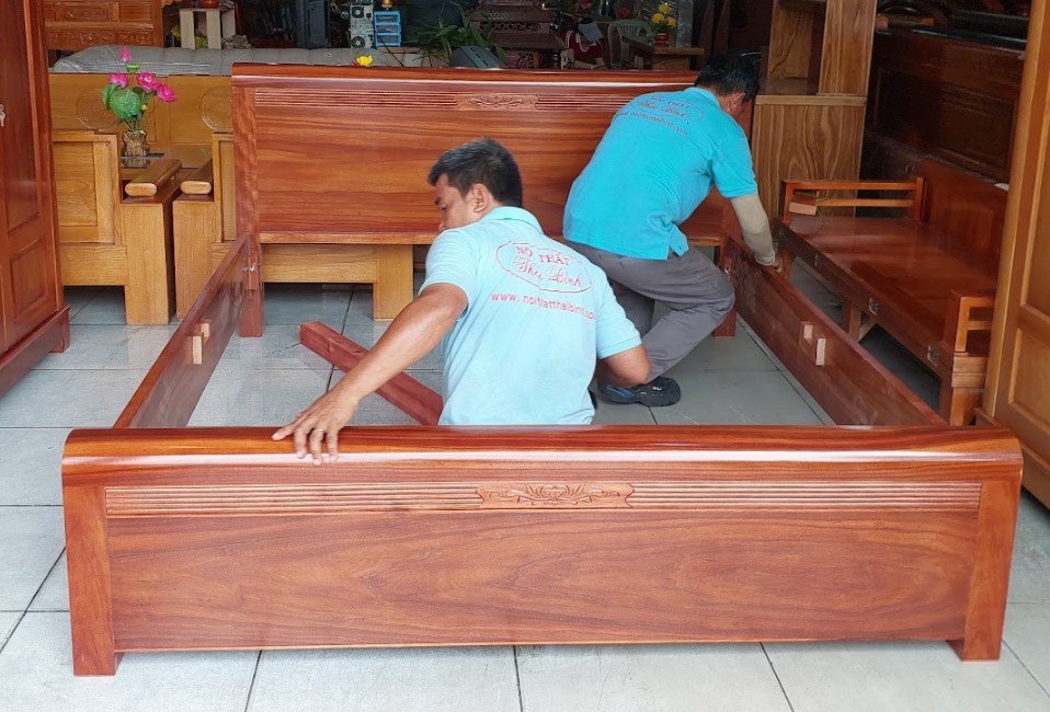Giường ngủ gỗ tại xưởng mộc