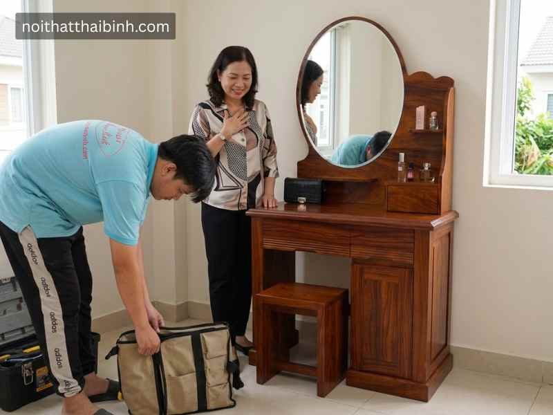 Ráp bàn trang điểm gỗ tự nhiên tại nhà Chị Ngọc Hân, Quận 7, TPHCM