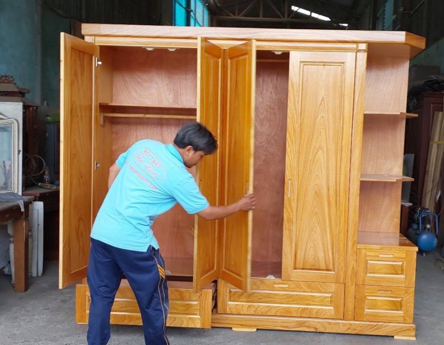 Tủ quần áo gỗ tự nhiên tại xưởng Thái Bình