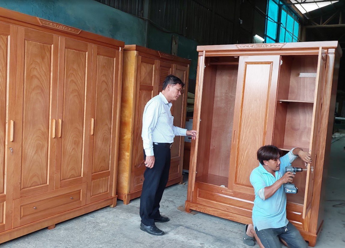 Tủ quần áo gỗ tự nhiên đóng theo yêu cầu tại xưởng Thái Bình