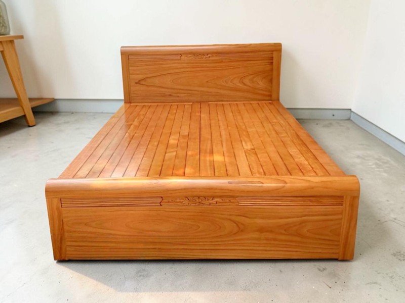 Giường ngủ gỗ tự nhiên đặt trong phòng ngủ thực tế