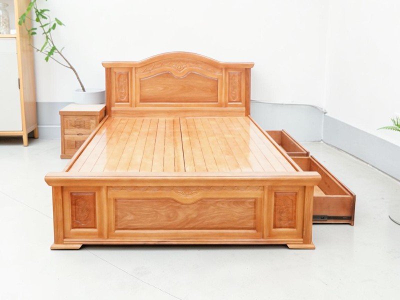 Tại sao nên chọn giường gỗ hạng trung ? Mẫu giường gỗ hạng trung đặt trong phòng ngủ