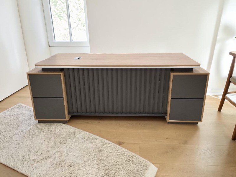 Bàn làm việc gỗ tự nhiên trong văn phòng