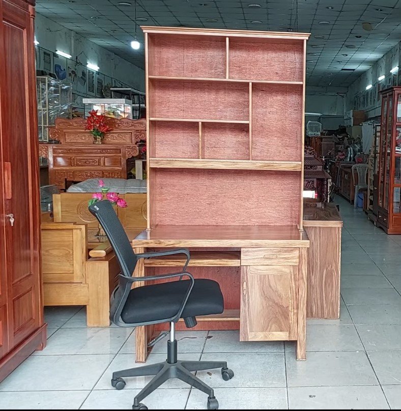 Góc học tập gọn gàng với bàn học liền kệ sách