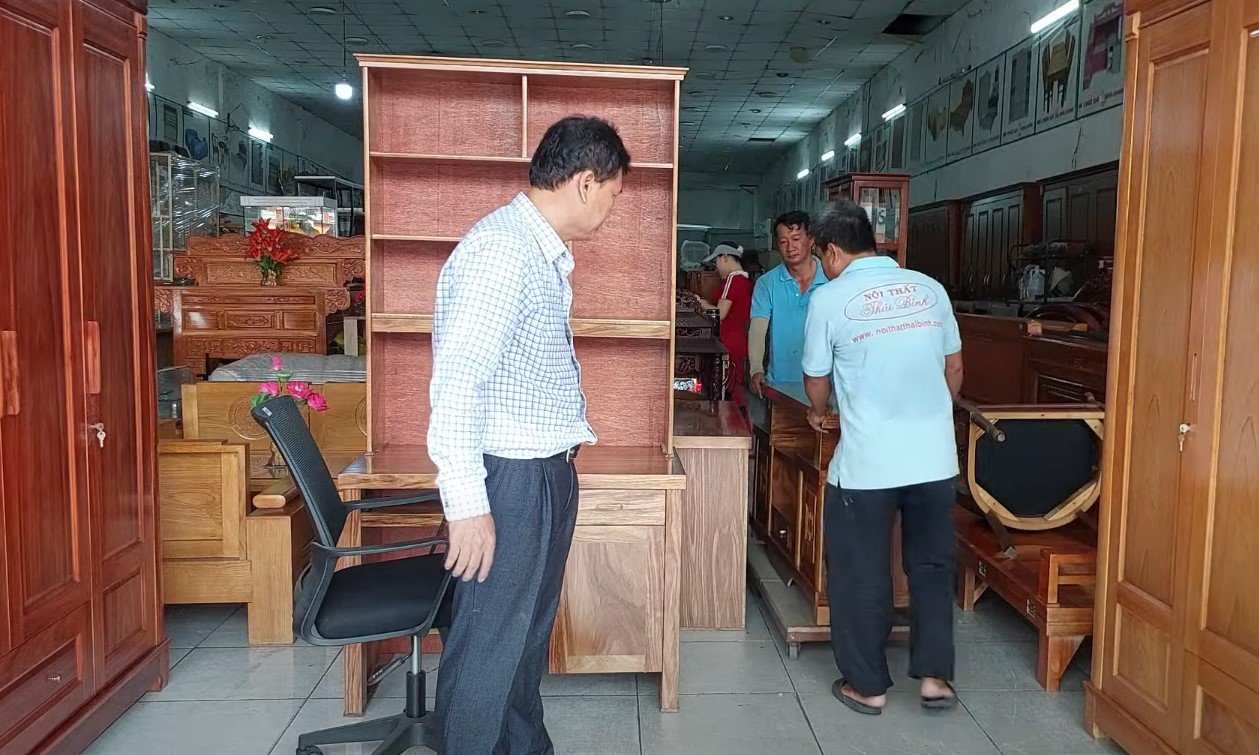 Chi tiết vân gỗ xoan đào của bàn học liền kệ