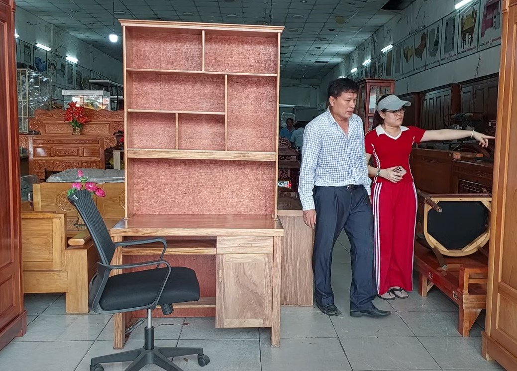 Bàn học liền kệ sách gỗ tự nhiên đặt trong phòng bé