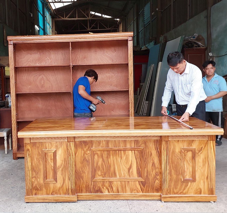Góc cận mặt bàn làm việc gỗ tự nhiên bền bỉ thể hiện vân gỗ