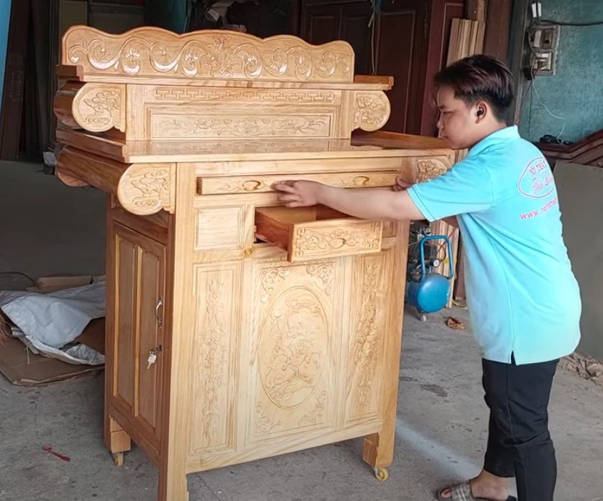 Bàn thờ gỗ gõ đỏ hiện đại MS 3233 Bàn thờ gõ đỏ hiện đại đặt trong phòng khách