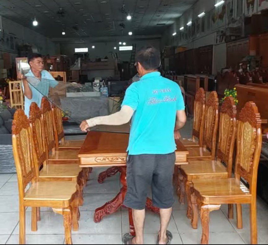 Bộ bàn ăn 8 ghế gỗ căm xe gõ đỏ MS 3469 Bộ bàn ăn 8 ghế gỗ căm xe gõ đỏ trưng bày tại xưởng