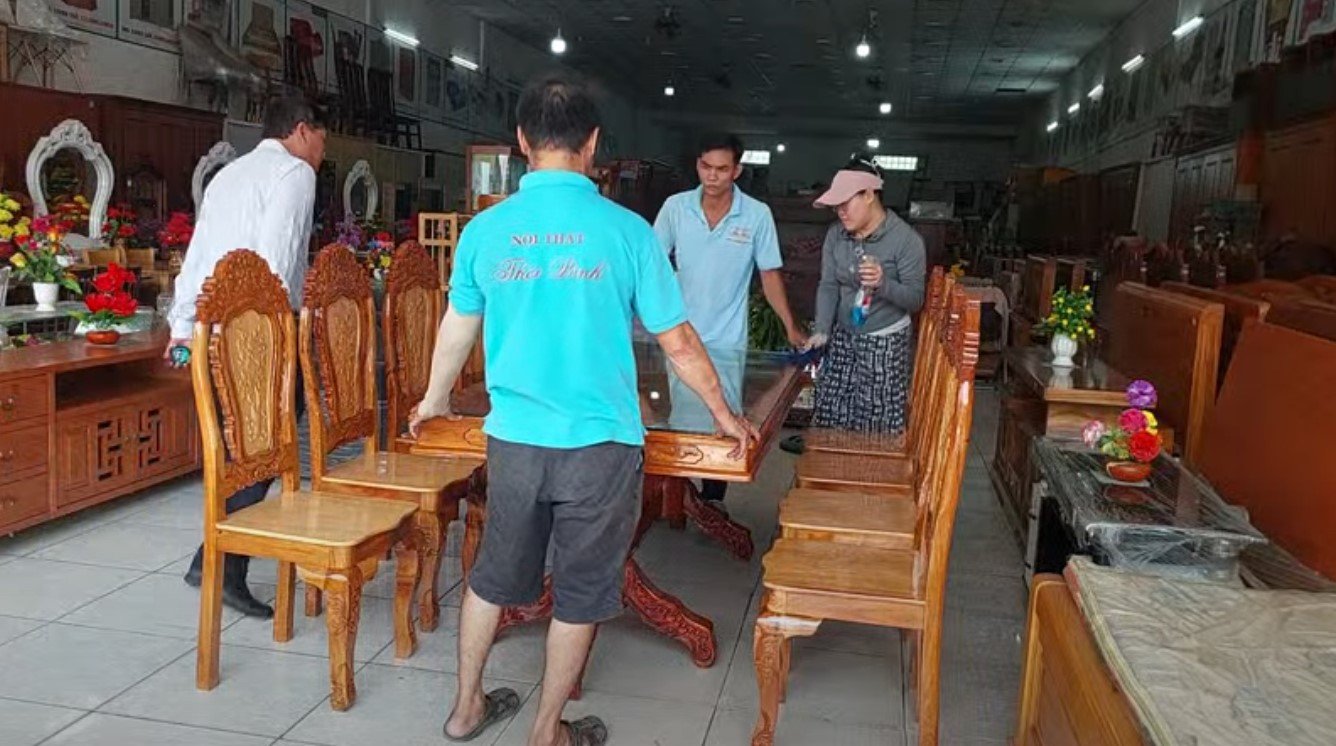 Bộ bàn ăn 8 ghế gỗ căm xe gõ đỏ MS 3469 Mặt bàn ăn gỗ căm xe gõ đỏ vân gỗ tự nhiên