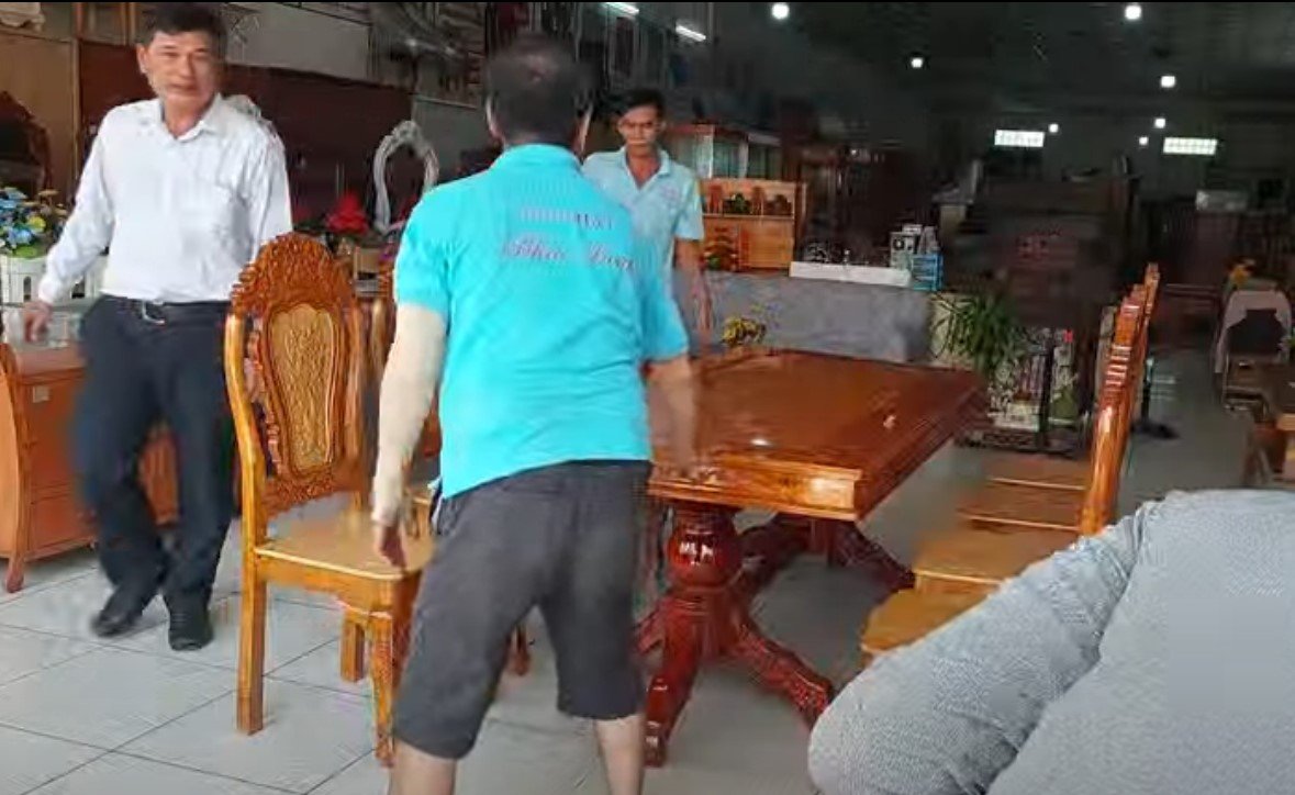 Bộ bàn ăn 8 ghế gỗ căm xe gõ đỏ MS 3469 Bộ bàn ăn 8 ghế gỗ căm xe gõ đỏ đặt phòng khách rộng