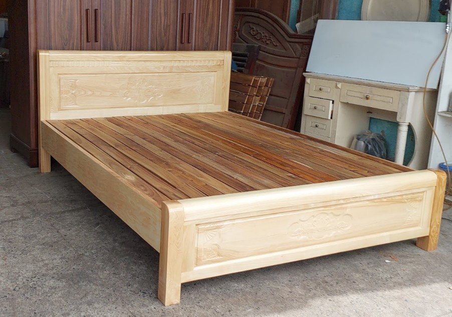 Toàn cảnh giường gỗ sồi tự nhiên 1m6 kê trong phòng