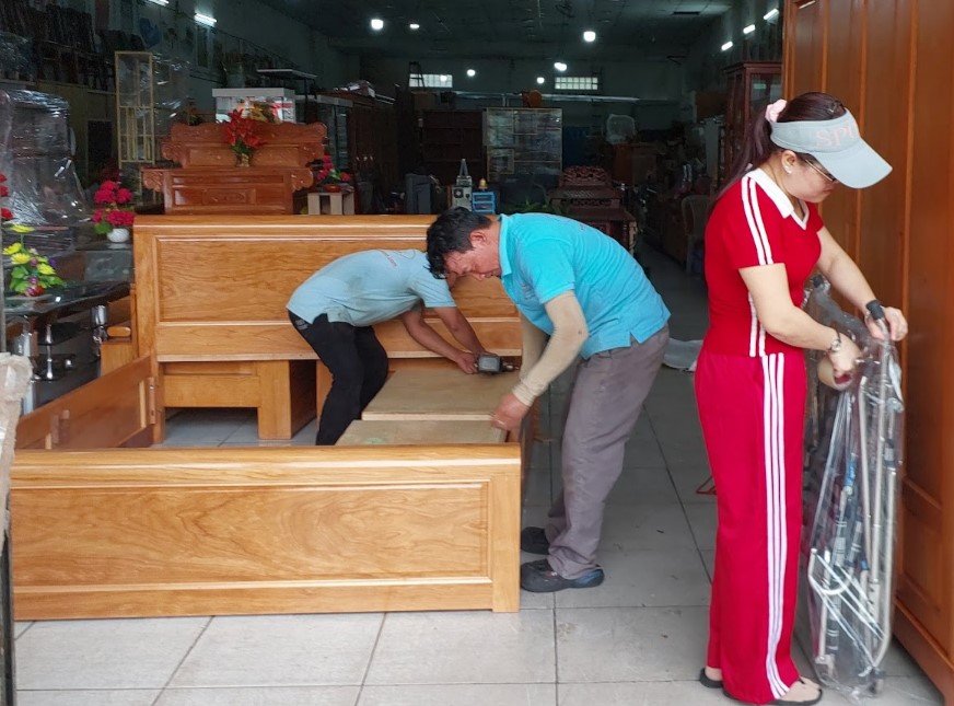 Cận cảnh ngăn kéo giường gỗ tự nhiên phủ vân gõ