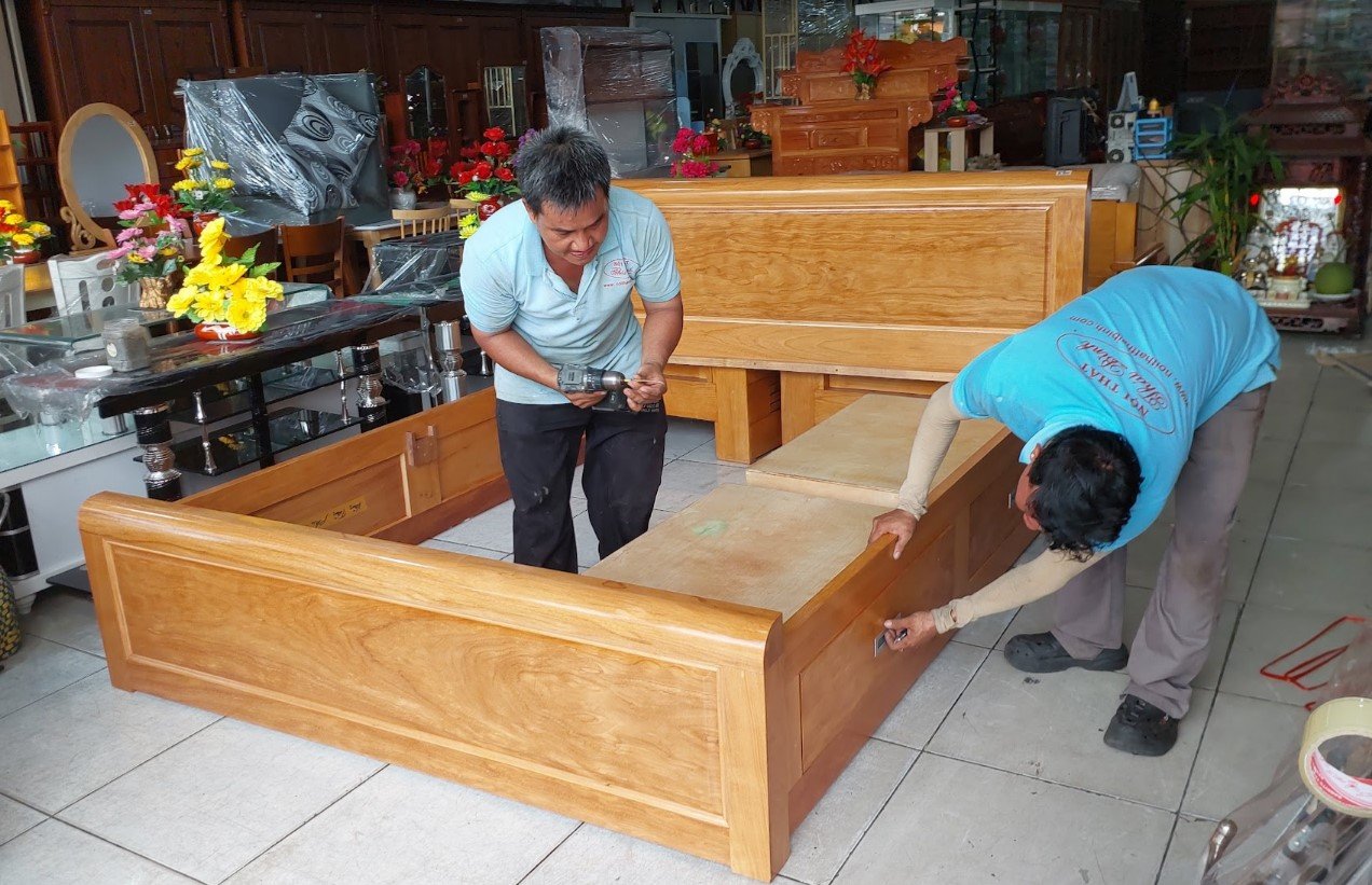 Đầu giường gỗ tự nhiên chạm vân gõ tinh tế trong phòng ngủ