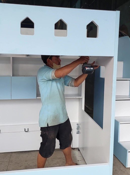 Góc cầu thang lên xuống của giường tầng bé trai màu xanh