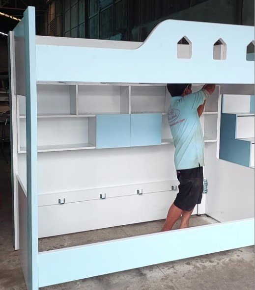 Chi tiết khung gỗ giường 2 tầng cho bé trai xanh dương