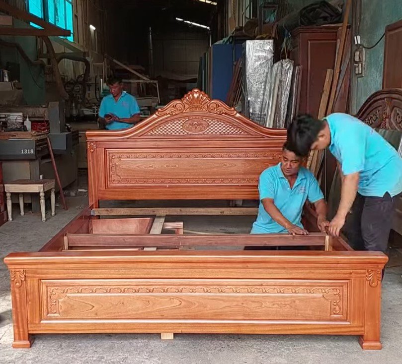 Không gian phòng ngủ với giường gỗ xoan đào tự nhiên