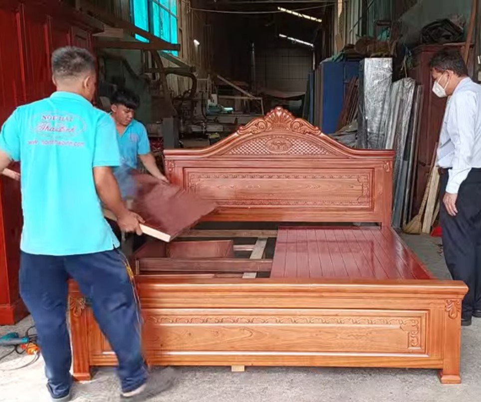 Thân giường gỗ xoan đào vân gỗ tự nhiên rõ nét