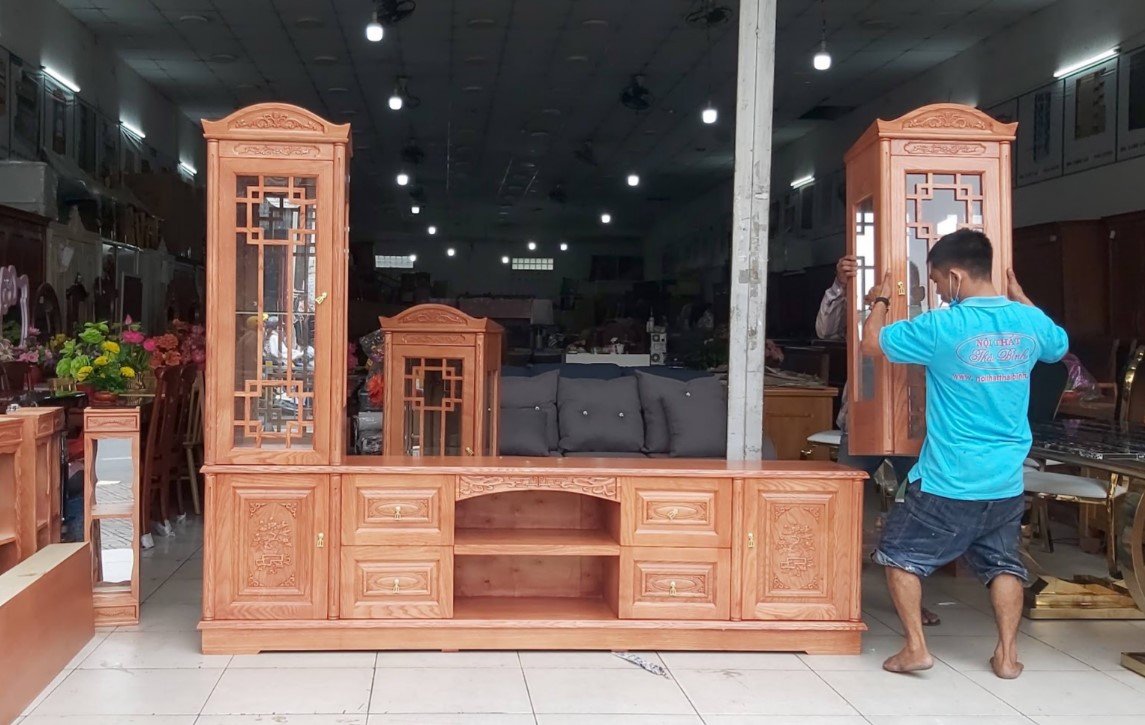 Bề mặt vân gỗ tự nhiên của tủ kệ tivi phòng khách