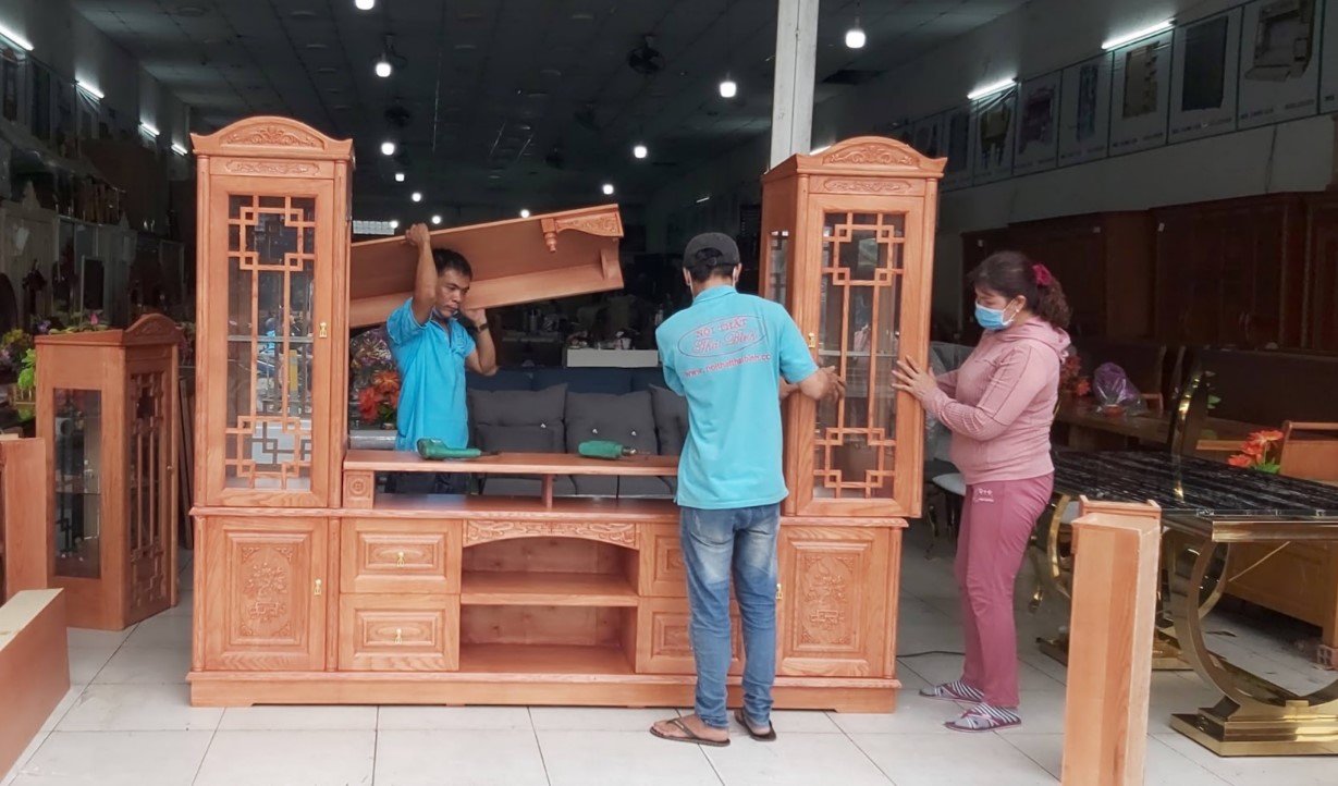 Chi tiết ngăn tủ rượu gỗ tự nhiên bên hông kệ tivi