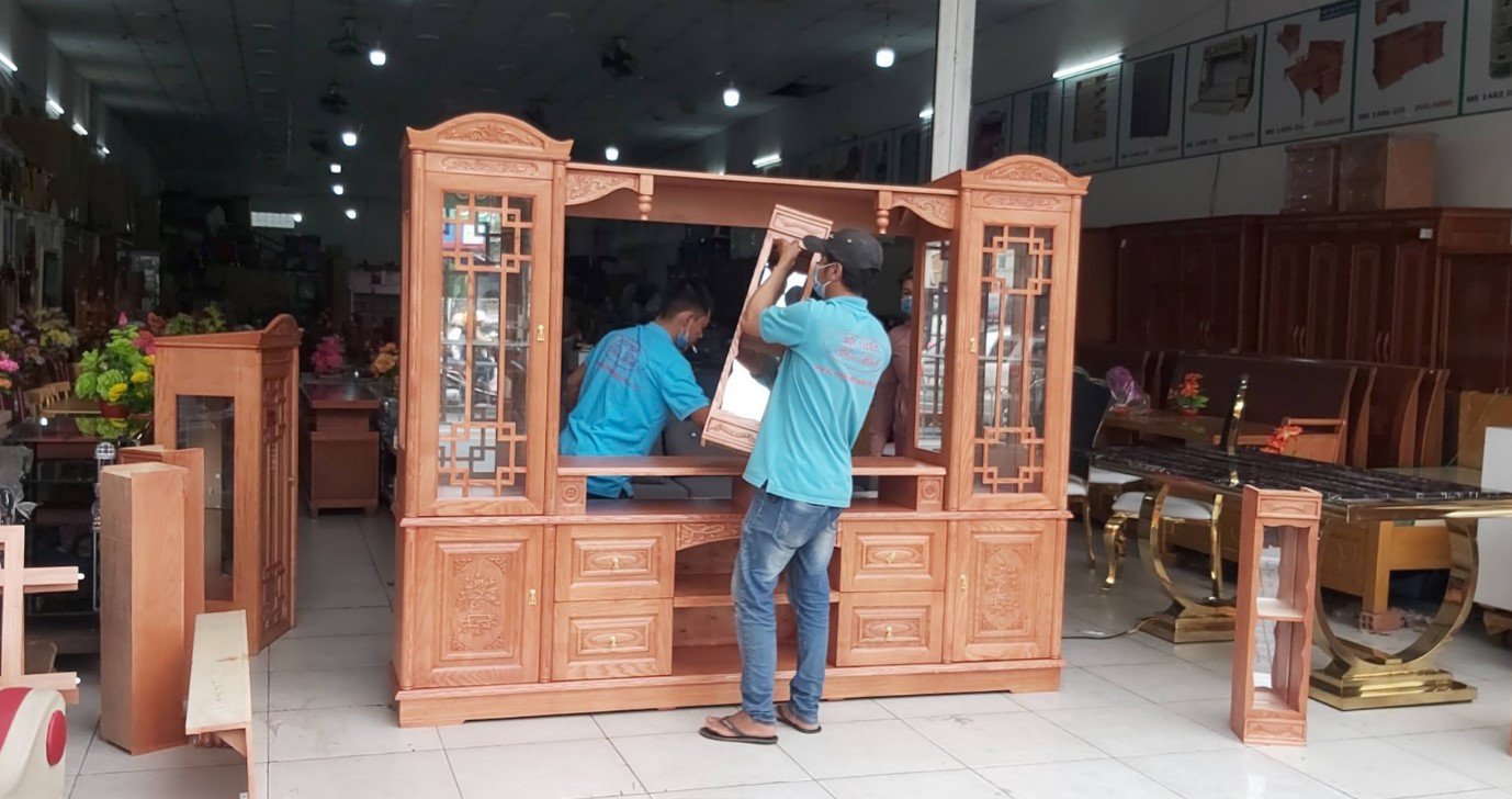 Mặt trước tủ kệ tivi liền tủ rượu gỗ tự nhiên hoàn thiện