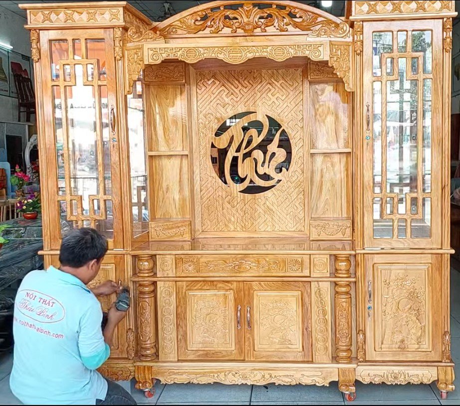 Không gian phòng khách hoàn thiện với kệ tivi gỗ gõ đỏ