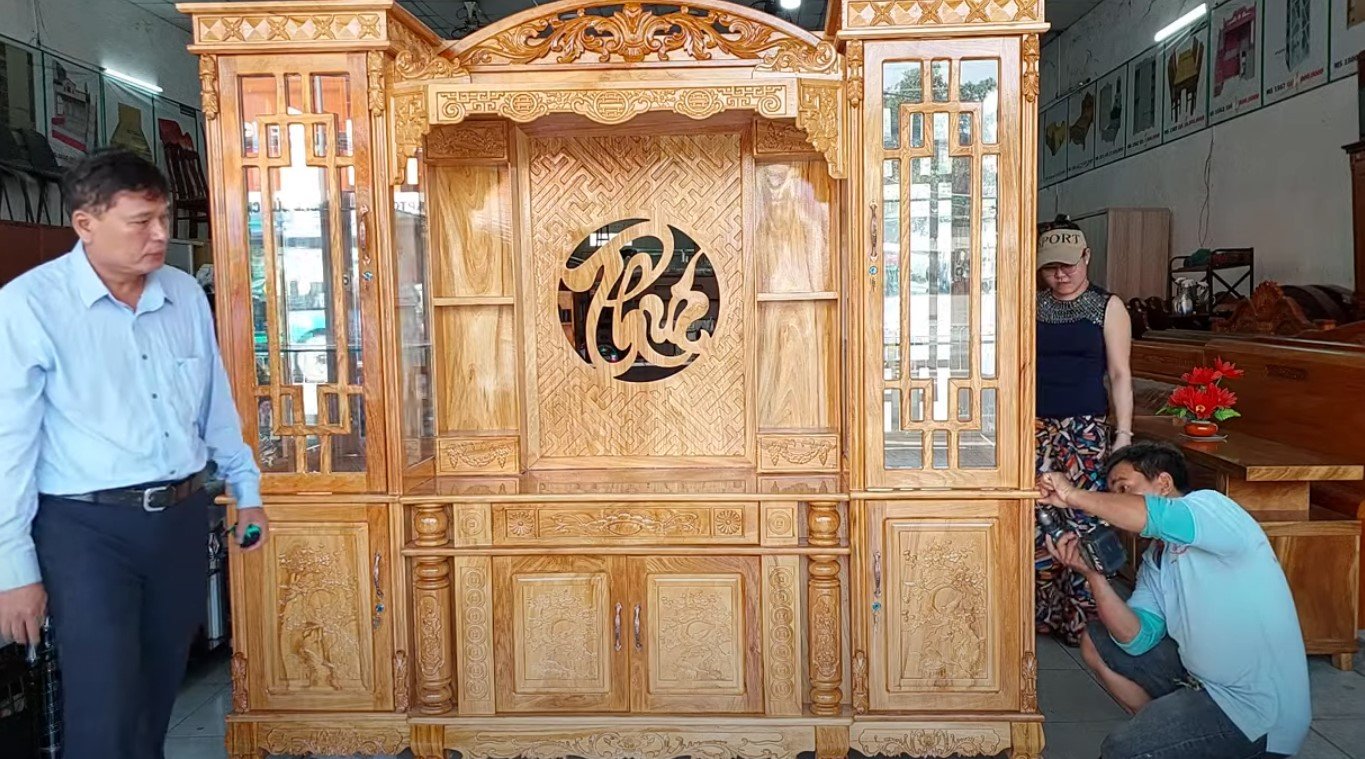Ngăn kéo và ô kệ trang trí của tủ tivi gỗ gõ đỏ