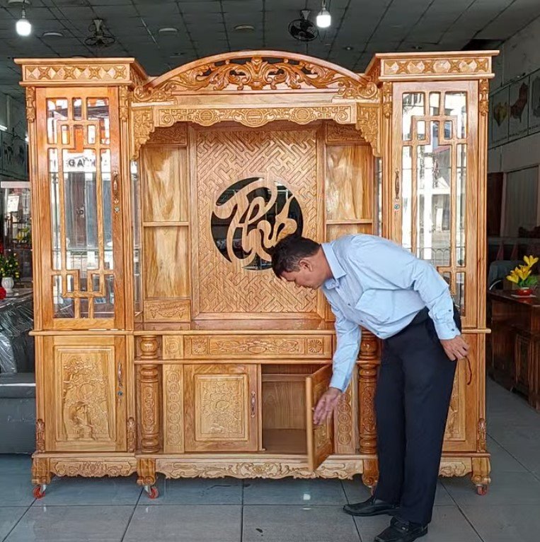 Chi tiết vân gỗ gõ đỏ trên mặt kệ tivi phòng khách