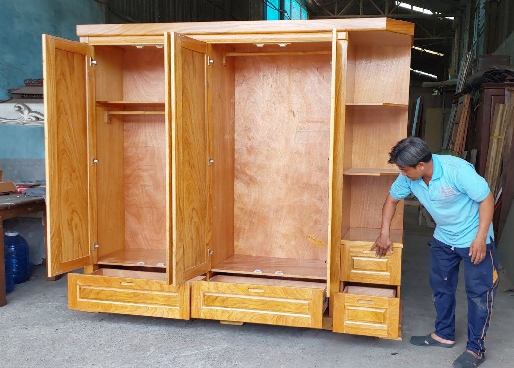Toàn cảnh tủ áo 4 cánh gỗ tự nhiên kèm kệ trang trí