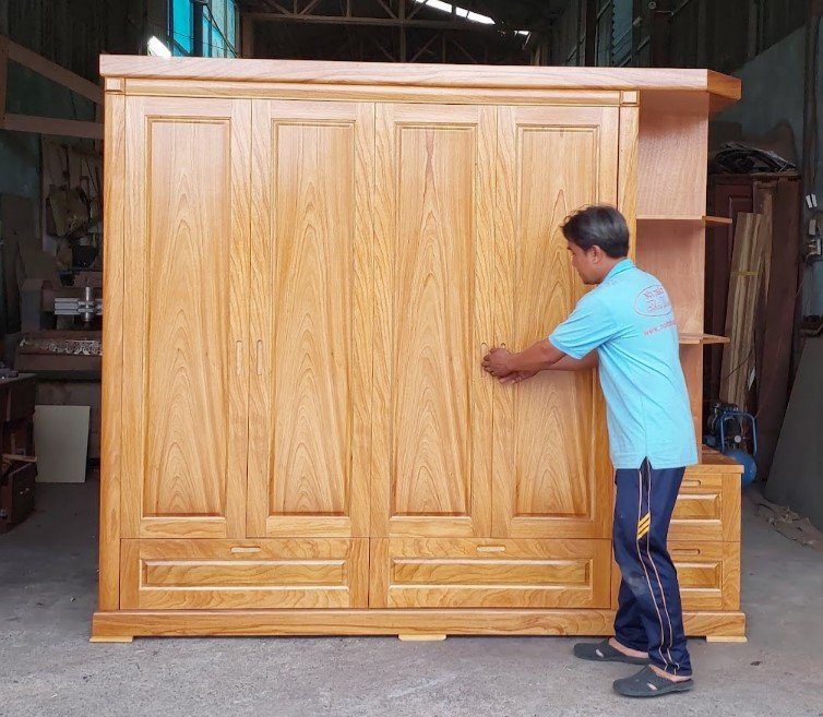 Cận cảnh vân gỗ tủ quần áo 4 cánh kèm kệ trang trí