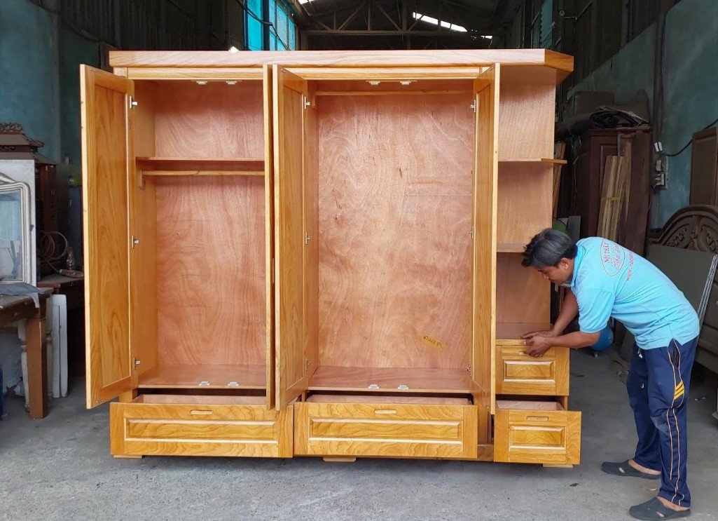 Tủ quần áo 4 cánh kèm kệ trang trí đặt trong phòng ngủ