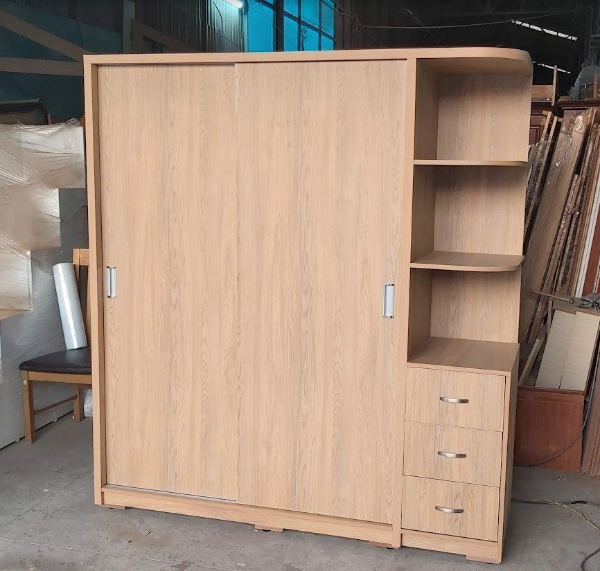 Tủ quần áo cánh lùa có kệ trang trí MS 3470 Cận cảnh cửa lùa của tủ áo có kệ trang trí