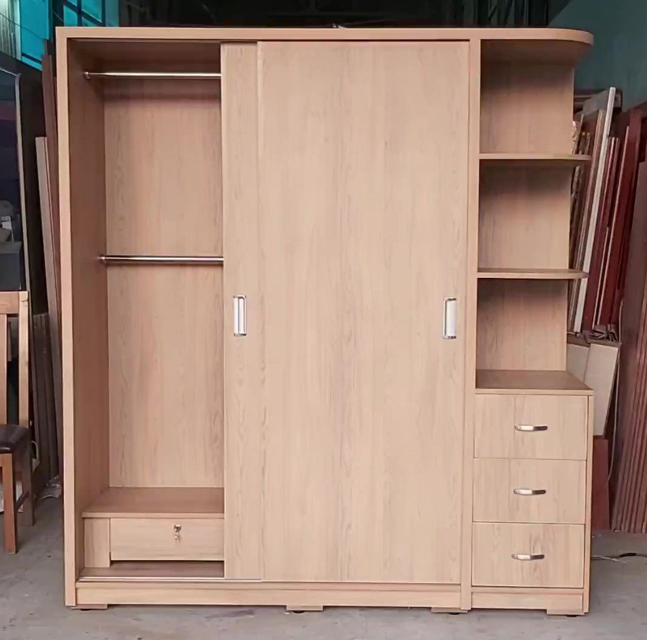 Tủ quần áo cánh lùa có kệ trang trí MS 3470 Bên trong tủ quần áo cánh lùa có kệ trang trí