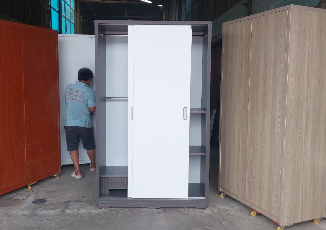 Tủ quần áo cửa lùa 1m2 màu vân gỗ đặt trong phòng ngủ