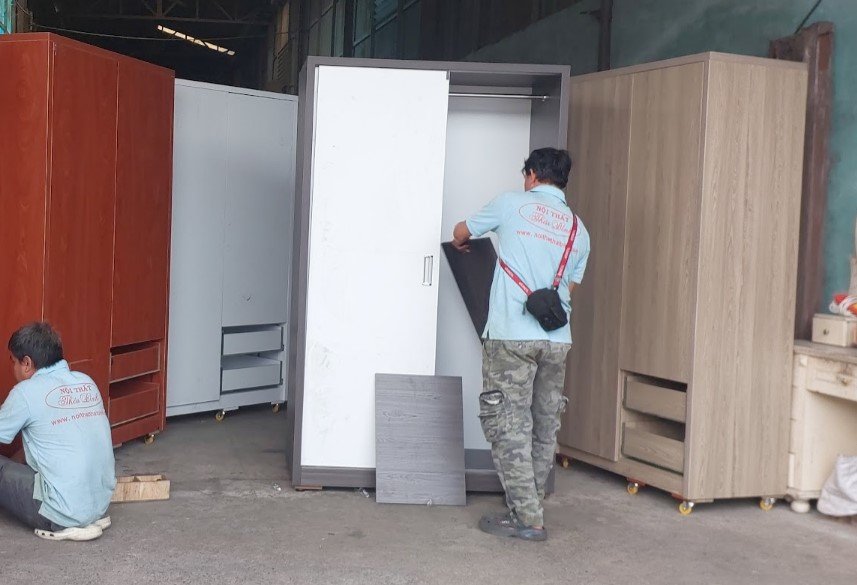 Cận cảnh cửa lùa của tủ áo gỗ công nghiệp phủ Melamine